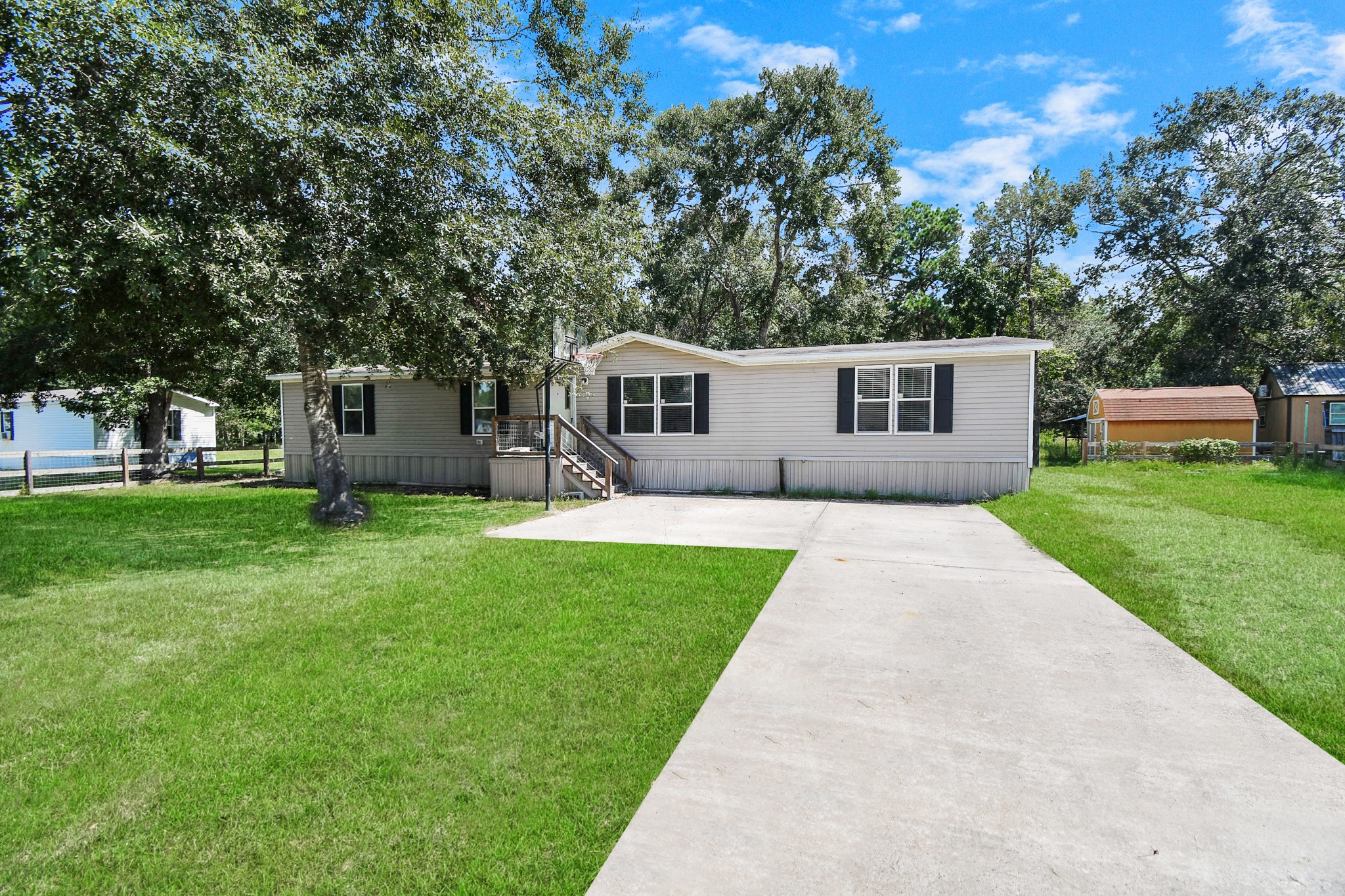 180 County Road 2803 Cleveland TX 77327