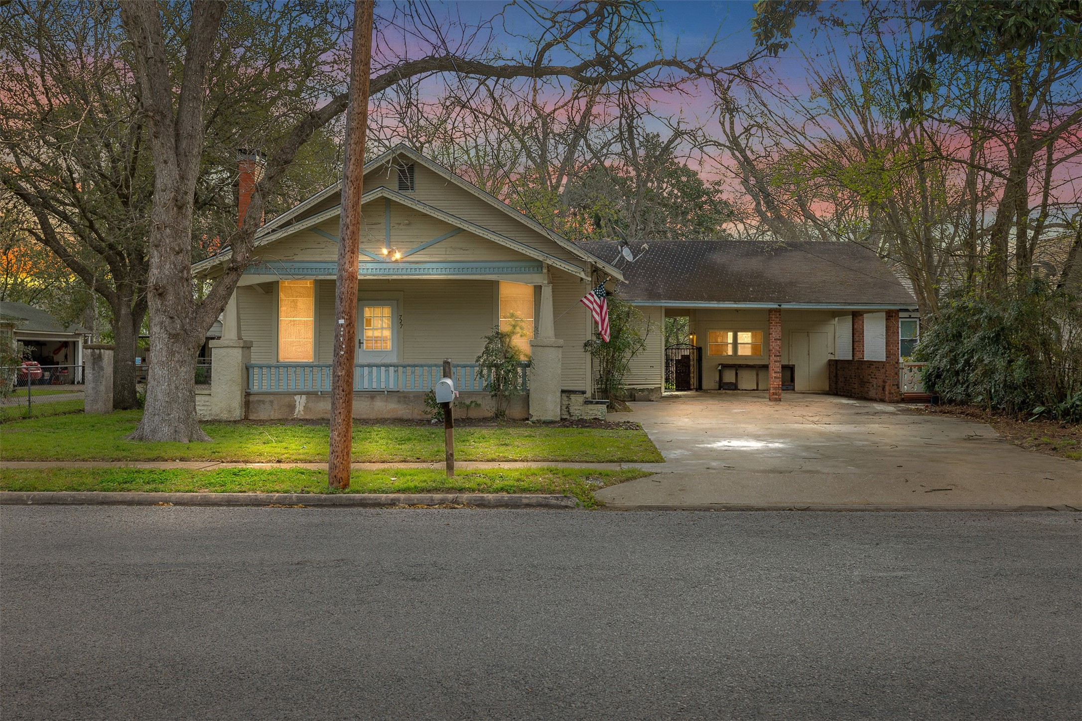 727 Travis Street Columbus TX 78934