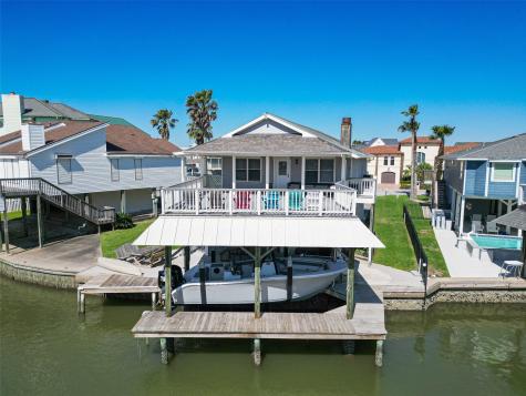 210 Sampan Drive Tiki Island TX 77554