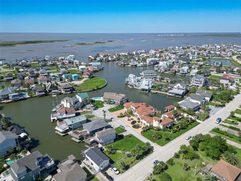 210 Sampan Drive Tiki Island TX 77554