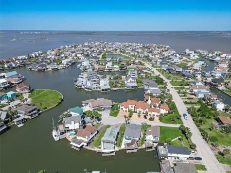 210 Sampan Drive Tiki Island TX 77554