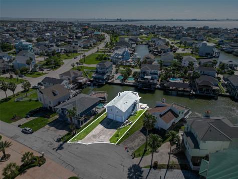 210 Sampan Drive Tiki Island TX 77554