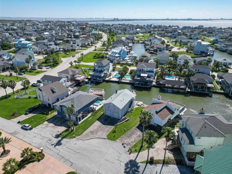 210 Sampan Drive Tiki Island TX 77554