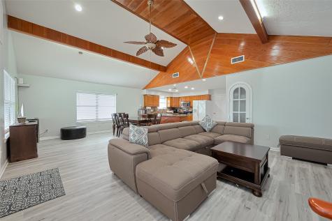 210 Sampan Drive Tiki Island TX 77554