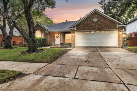 1810 Oak Wood Drive E Pearland TX 77581