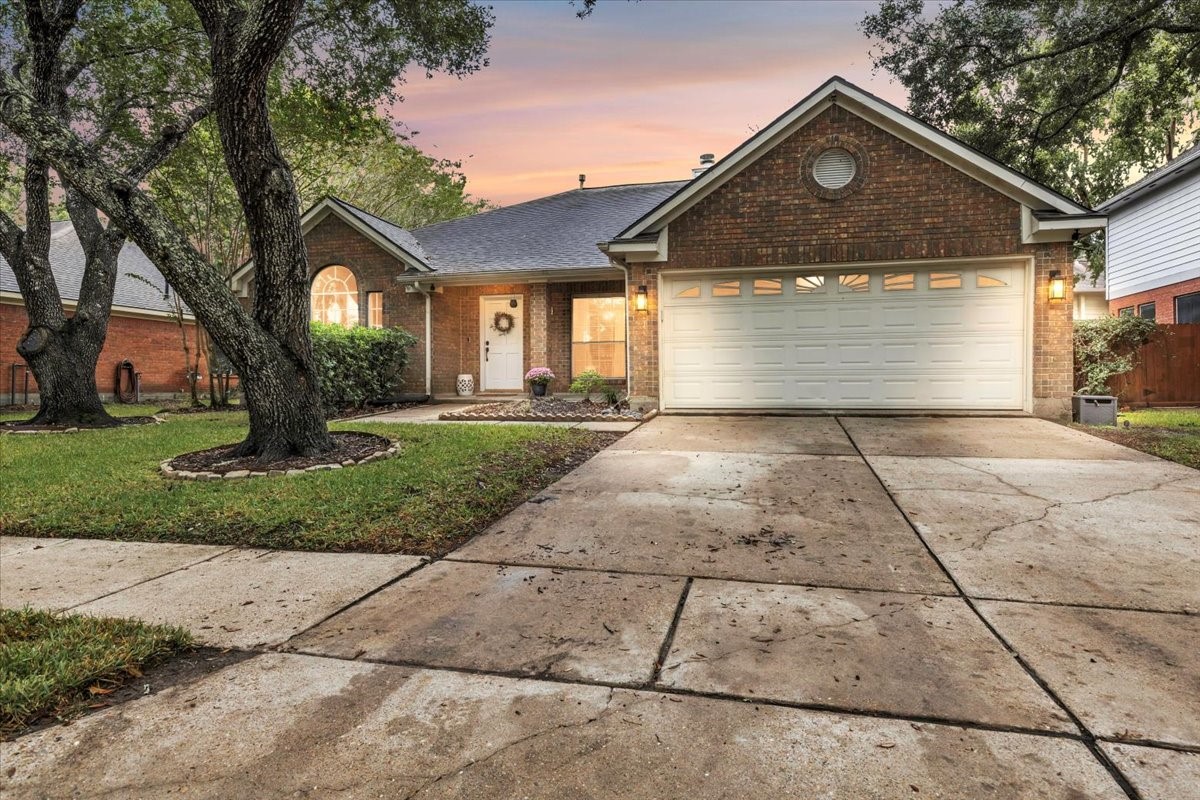 1810 Oak Wood Drive E Pearland TX 77581