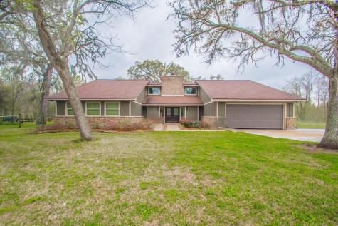208 Country Road Angleton TX 77515
