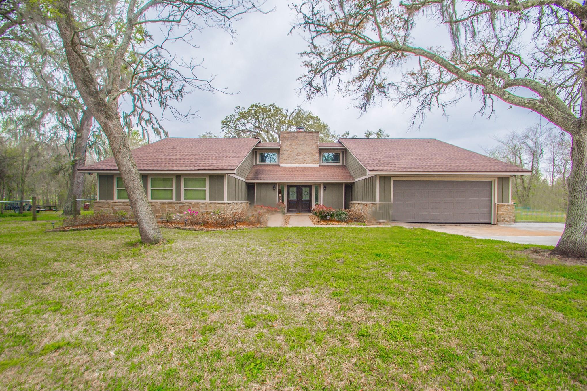 208 Country Road Angleton TX 77515