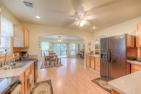 445 Knollwood Creek Onalaska TX 77360