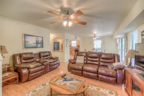 445 Knollwood Creek Onalaska TX 77360