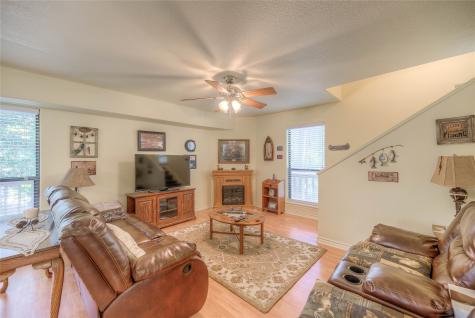 445 Knollwood Creek Onalaska TX 77360