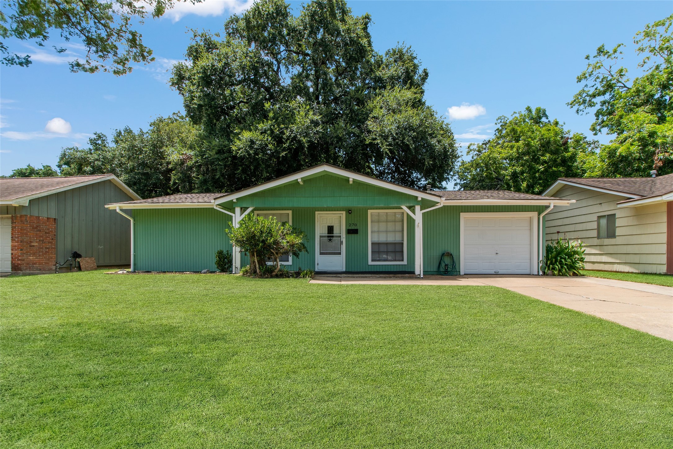 270 N Shanks Street Clute TX 77531
