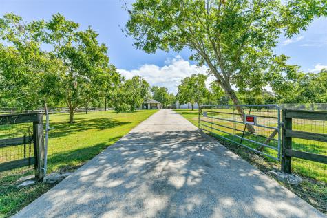 6217 Fm 2004 Road Hitchcock TX 77563