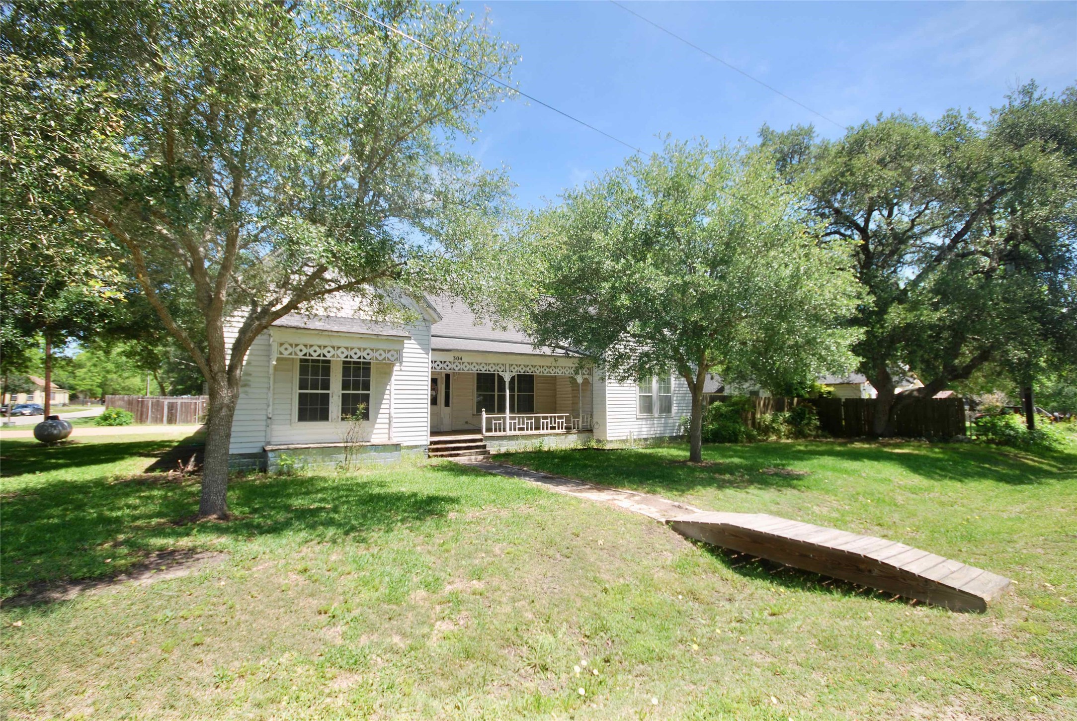 304 W Mckinney Moulton TX 77975
