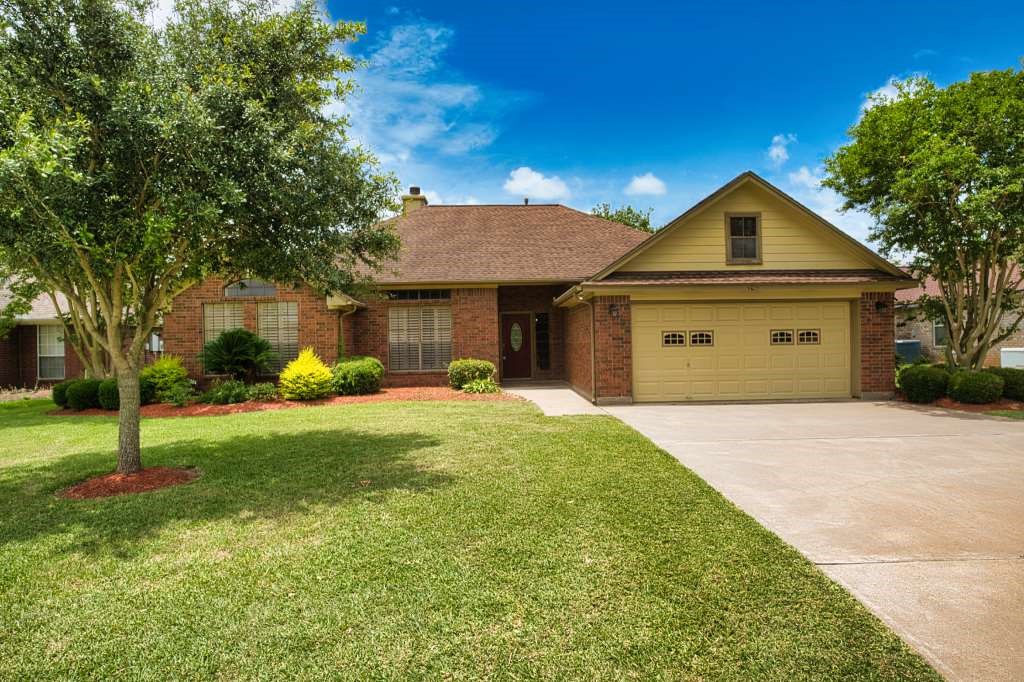 108 Madison Avenue Clute TX 77531