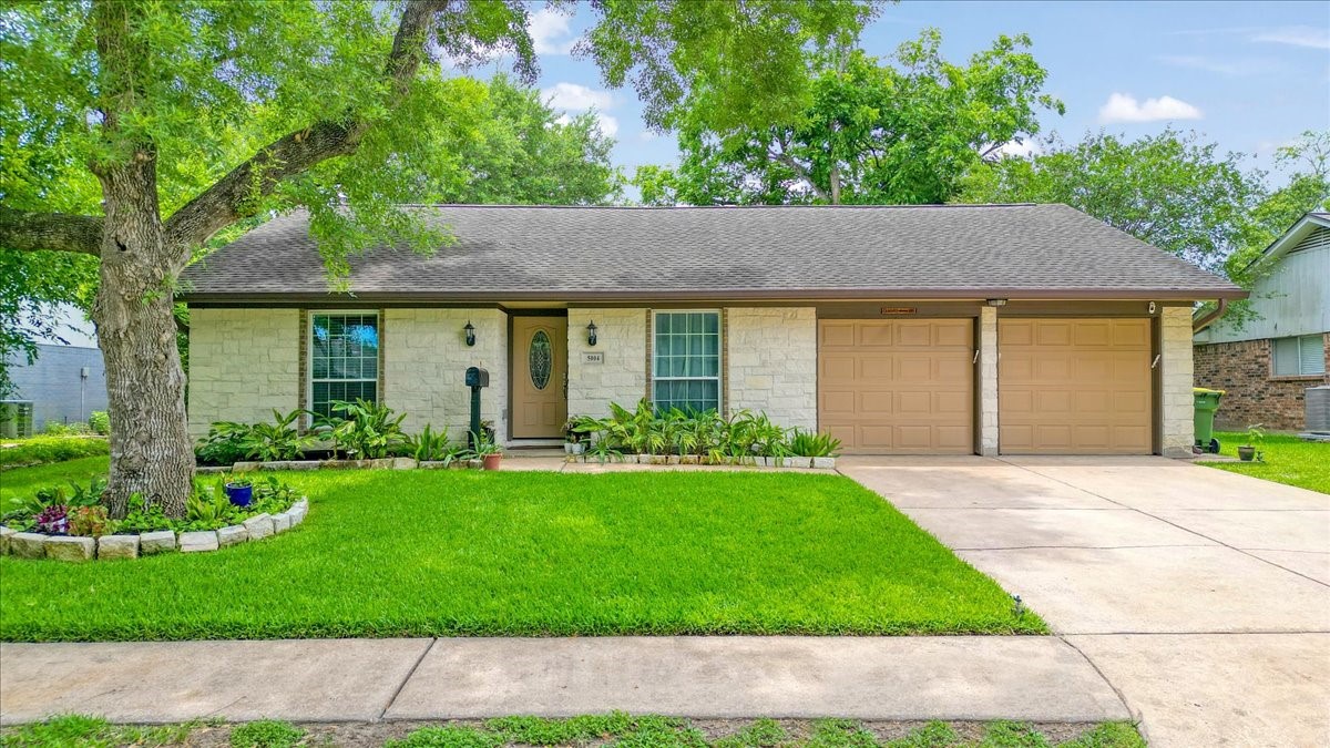 5004 Colmesneil Street Pearland TX 77584