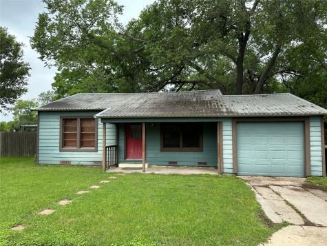 305 N Dowling Street Hallettsville TX 77964
