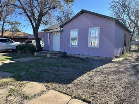 903 W 8th Street Quanah TX 79252