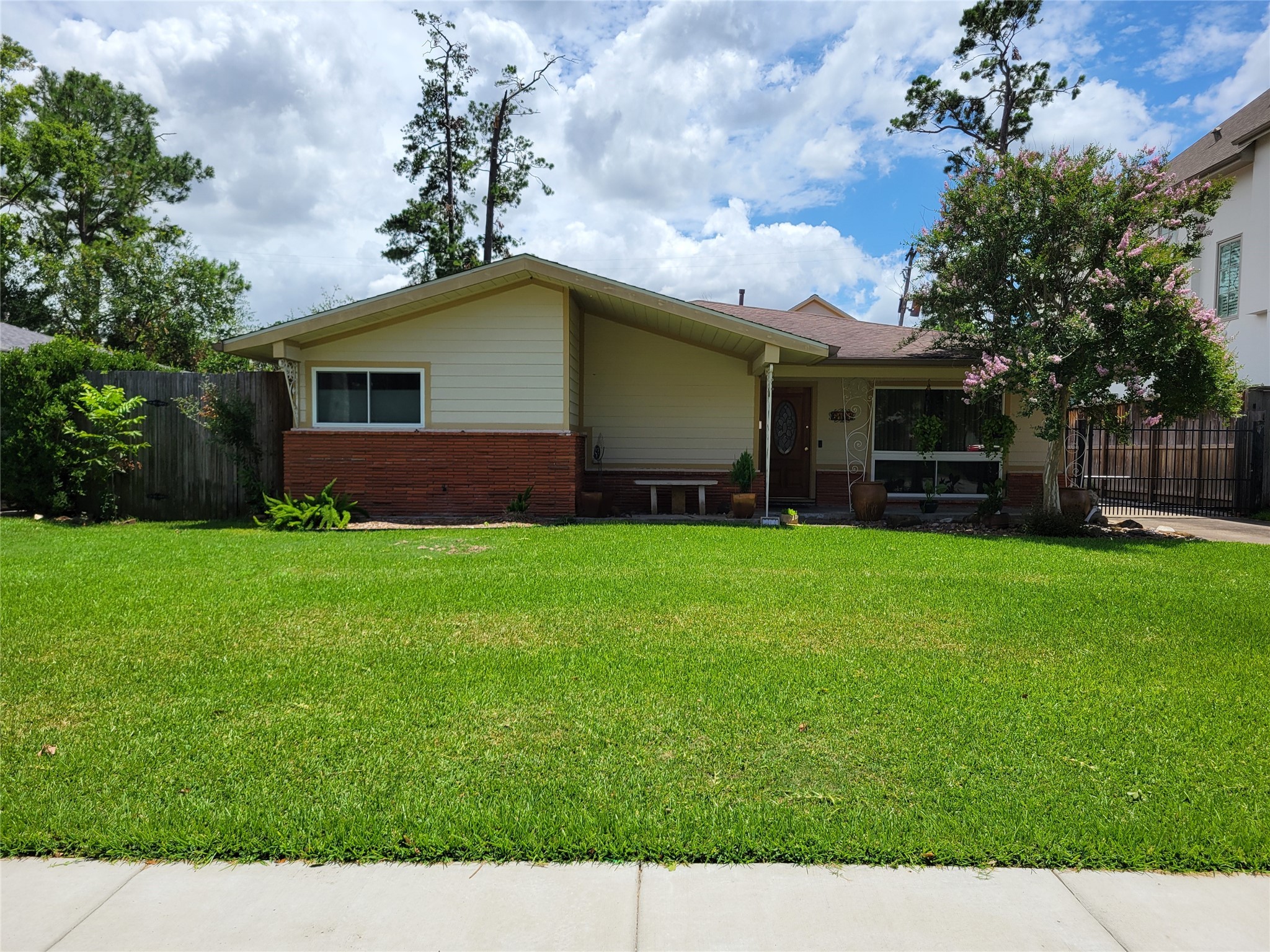 6131 Abington Way Houston TX 77008
