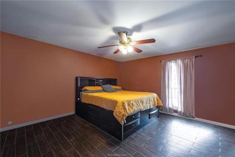 1402 S 5th Street Conroe TX 77301
