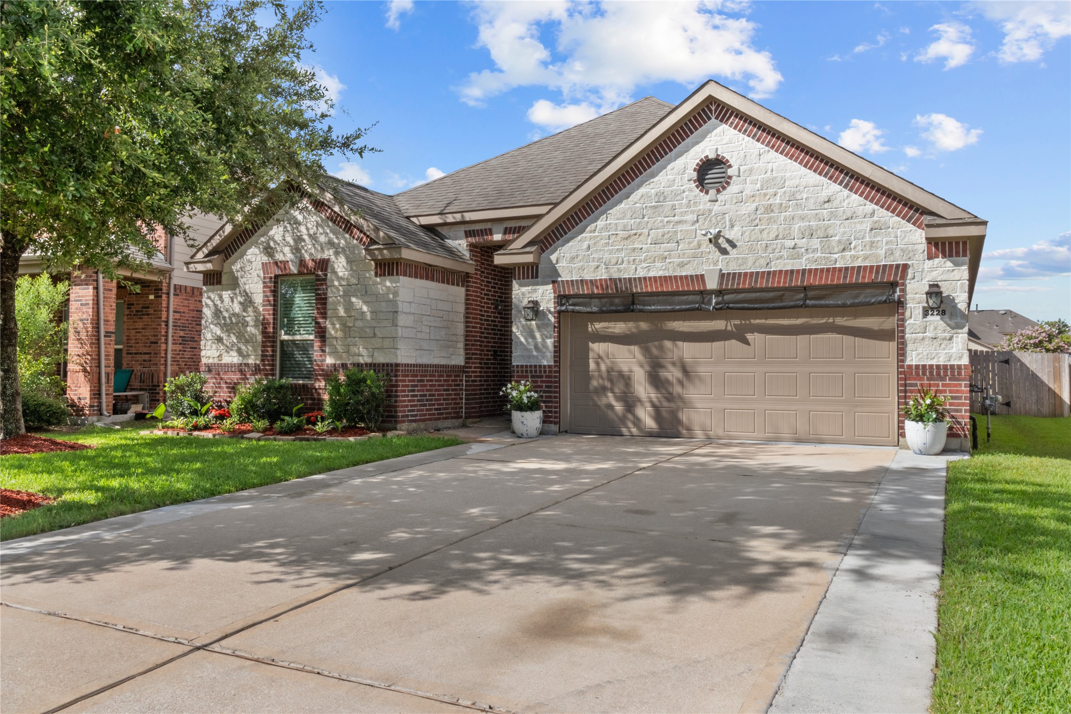 3228 Laurel Bend Lane Pearland TX 77584