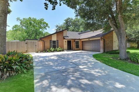 1303 Yorkshire Drive Friendswood TX 77546