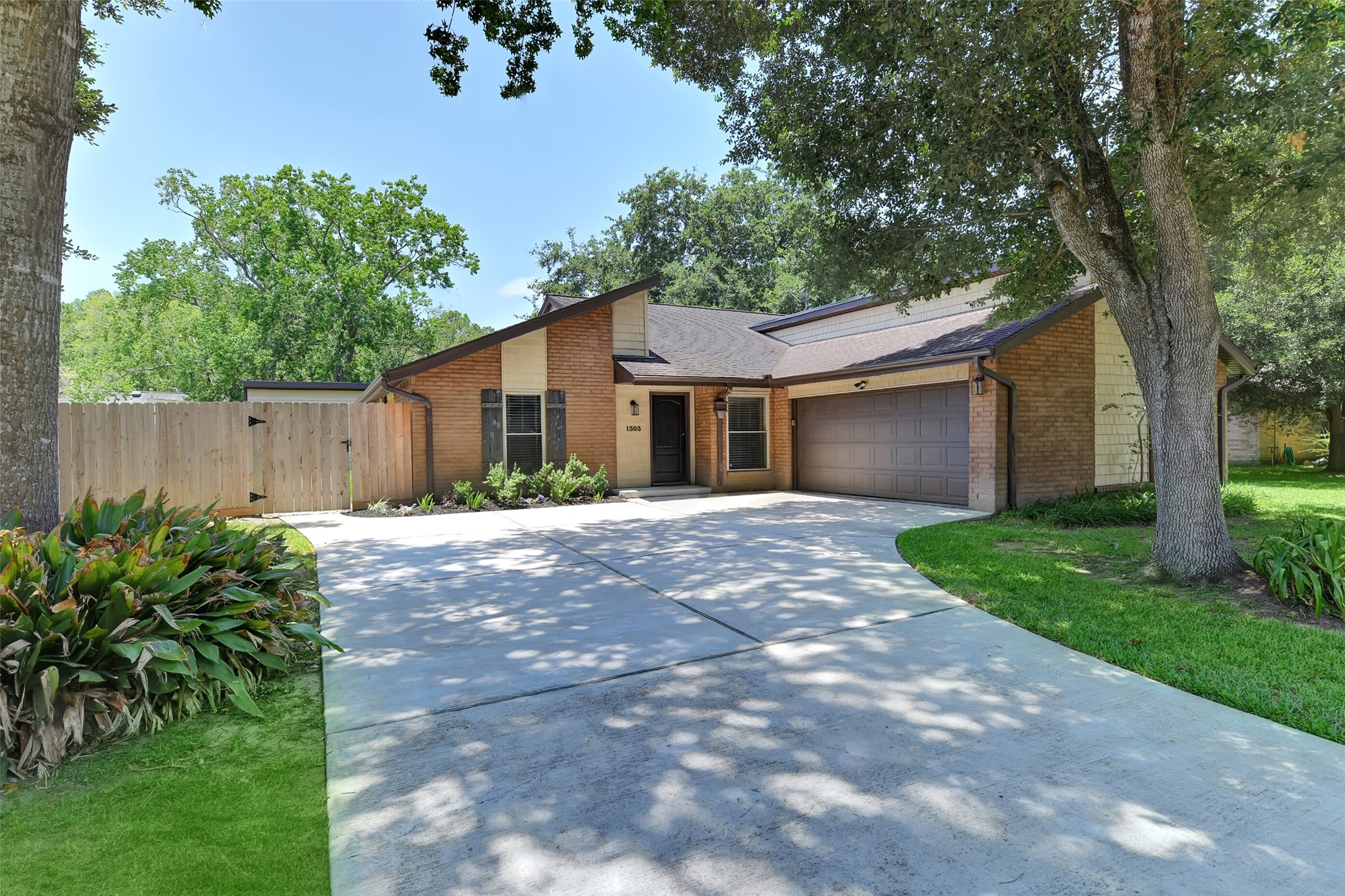 1303 Yorkshire Drive Friendswood TX 77546