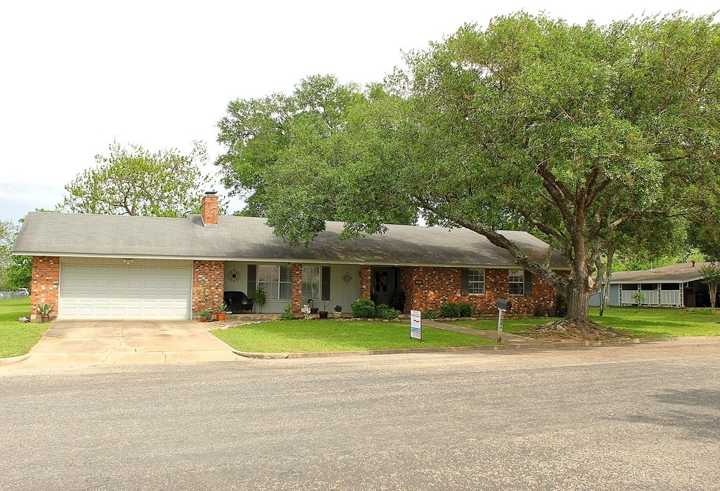 510 N West Street Weimar TX 78962