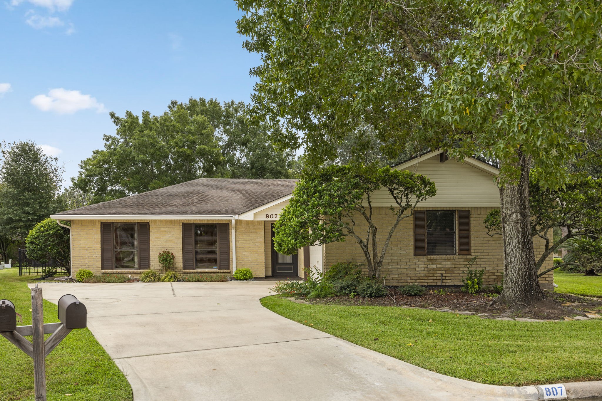 807 Thornwood Court Pearland TX 77584