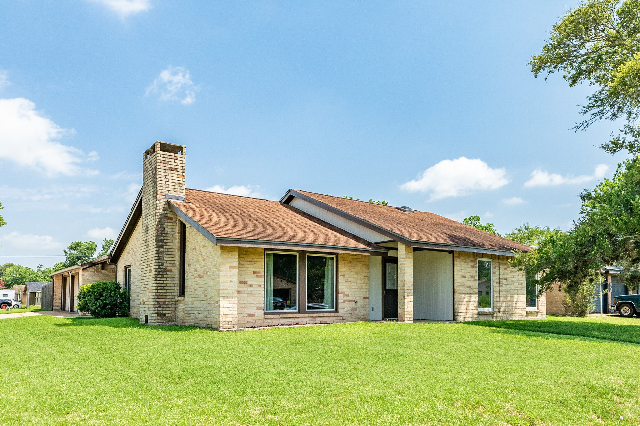208 Hickory Street Lake Jackson TX 77566