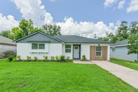 414 Avondale Lane Friendswood TX 77546