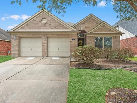 2042 Shore Breeze Drive Pearland TX 77584