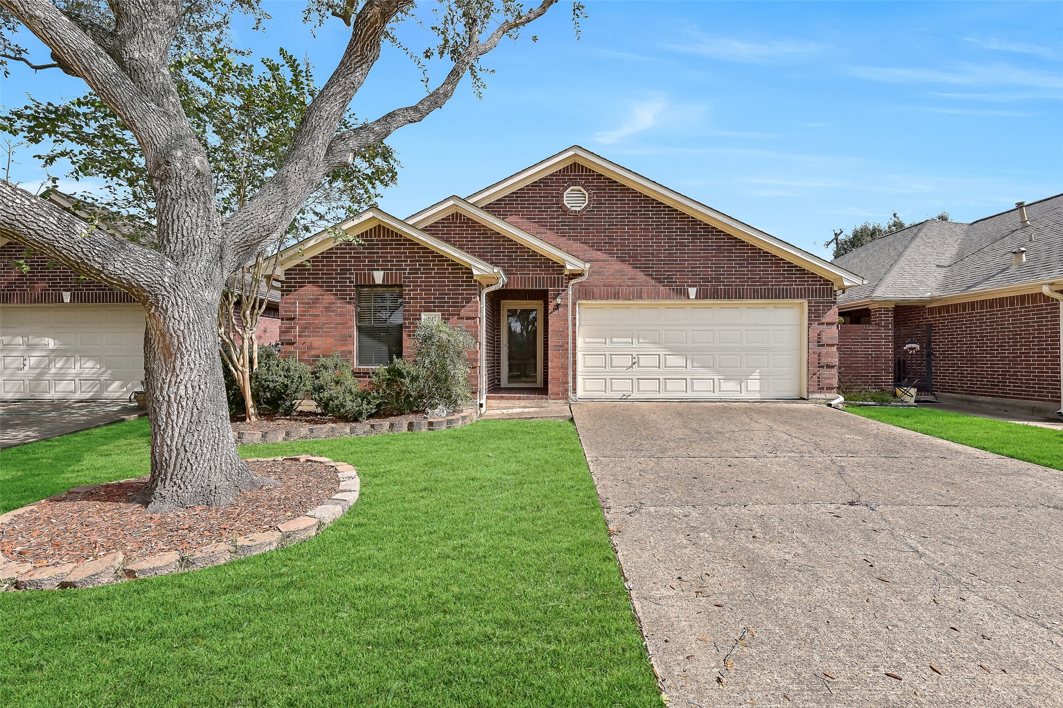 207 Live Oak Lane Friendswood TX 77546