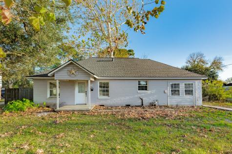 711 W Kyle Road Clute TX 77531
