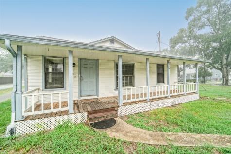 1224 N Valderas Street Angleton TX 77515