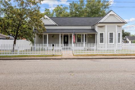 611 W Adoue Street Alvin TX 77511
