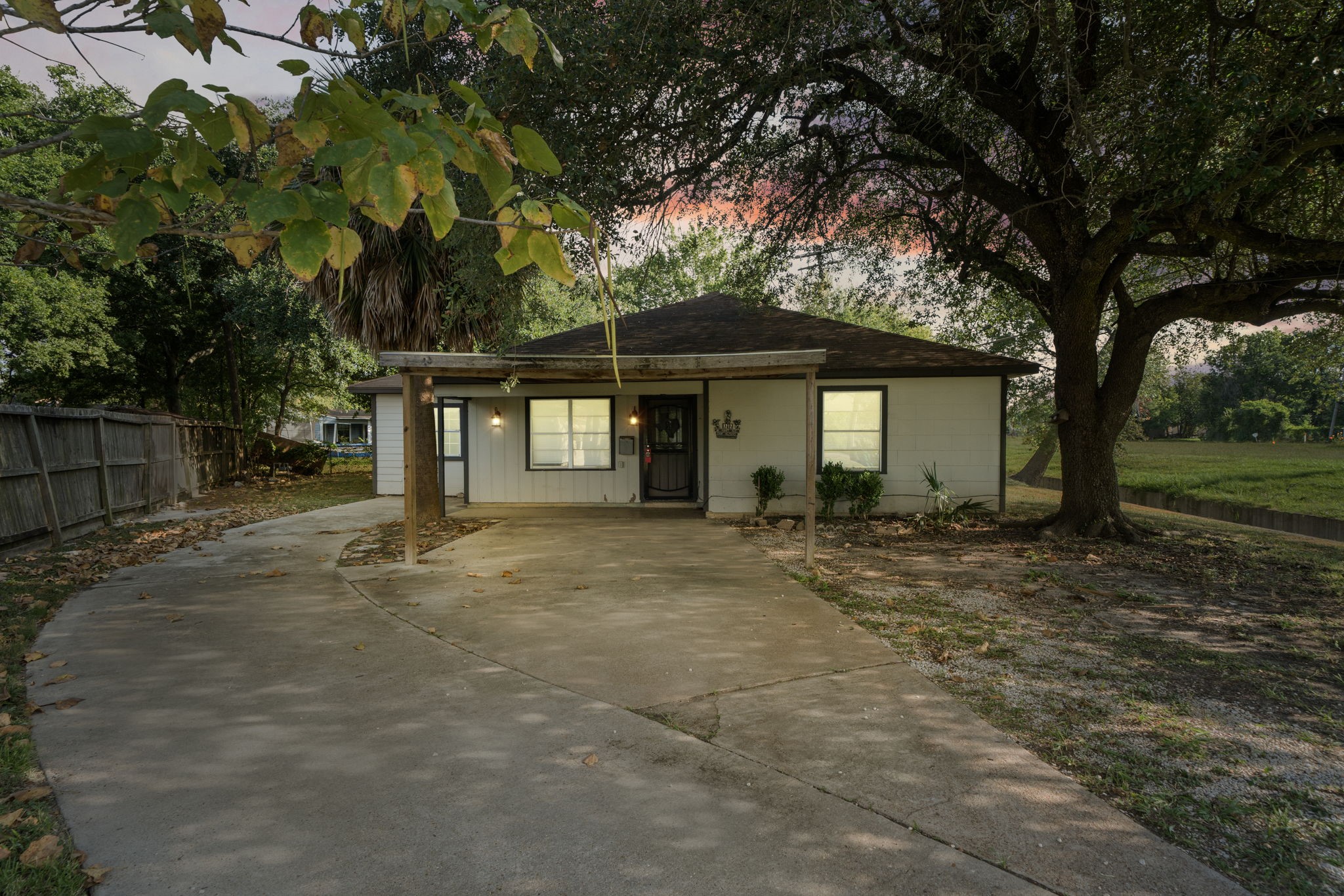 1212 W Hart Avenue Pasadena TX 77506
