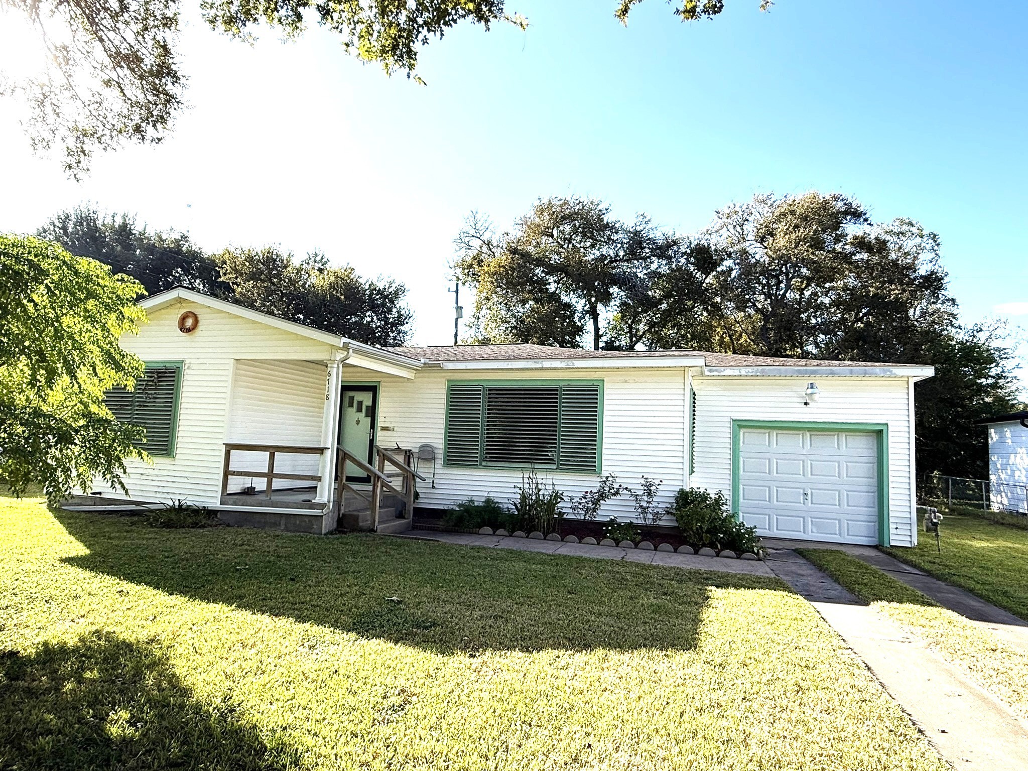 6718 E Bayou Drive Hitchcock TX 77563