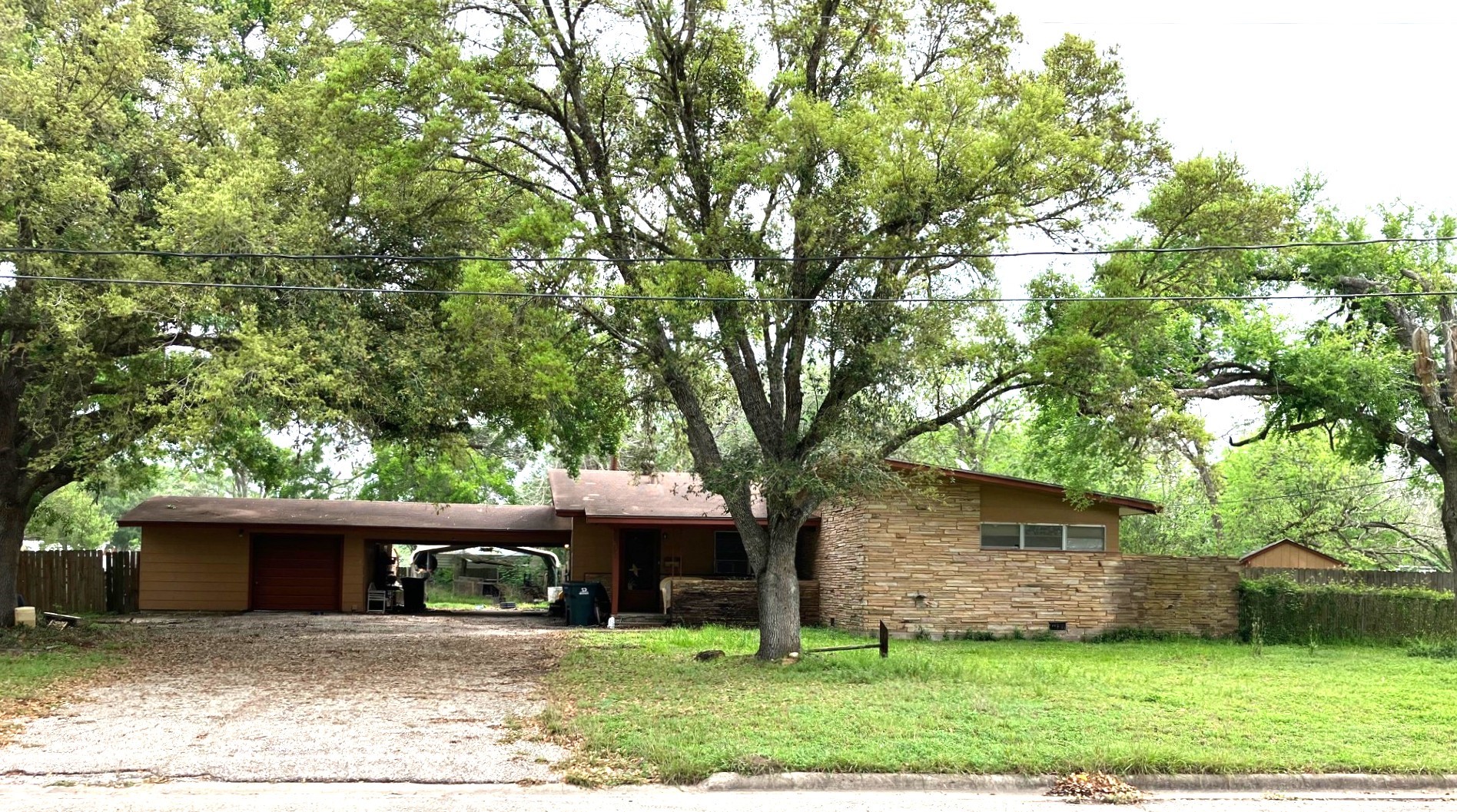 612 Flournoy Street Edna TX 77957