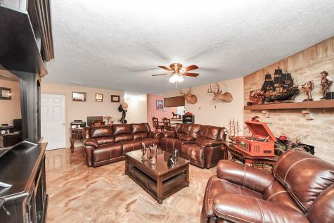 37 Wagon Lane Loop Angleton TX 77515