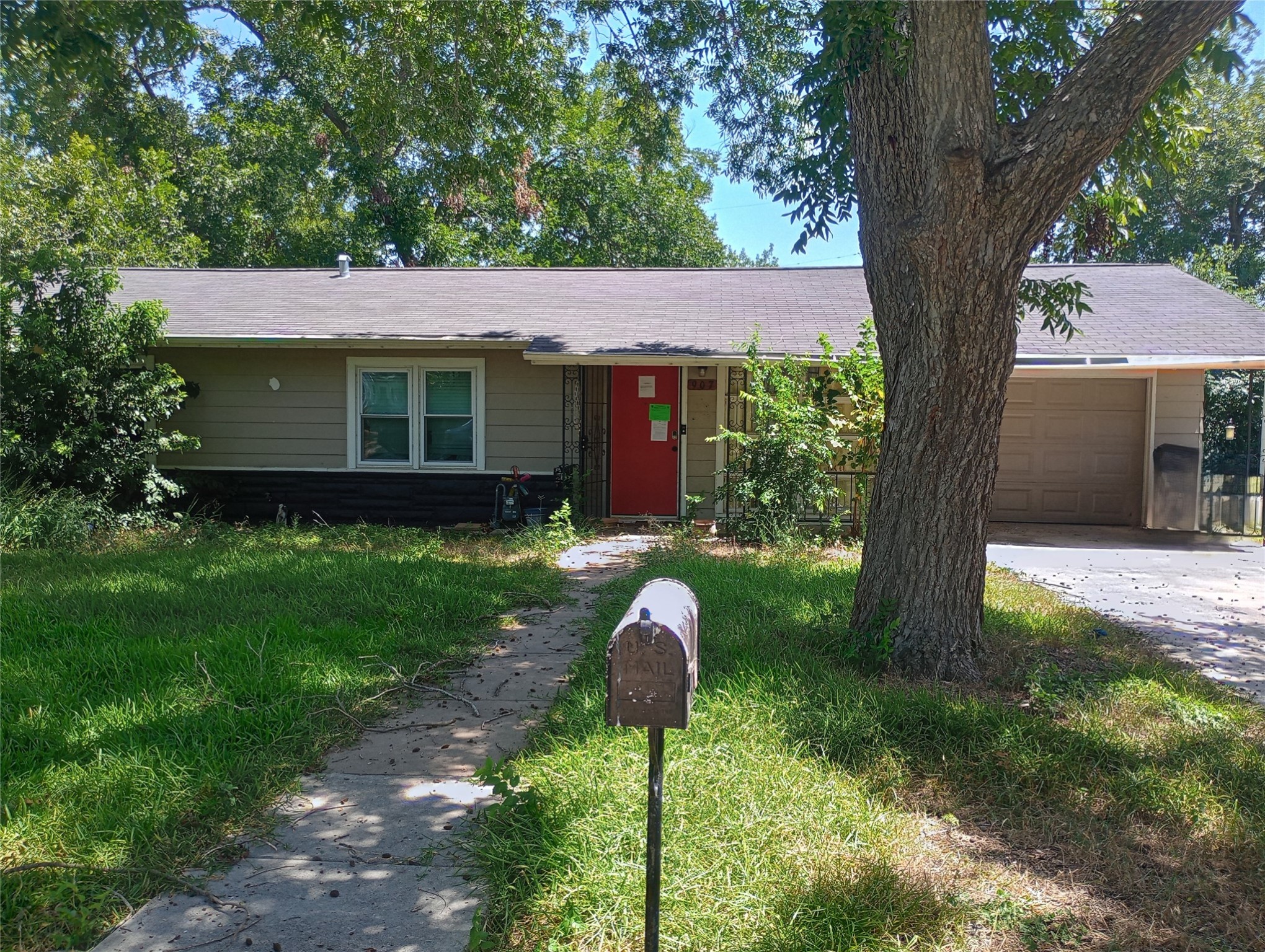 907 Fisher Street Taylor TX 76574