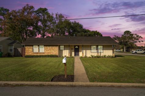 1021 E Miller Street Angleton TX 77515
