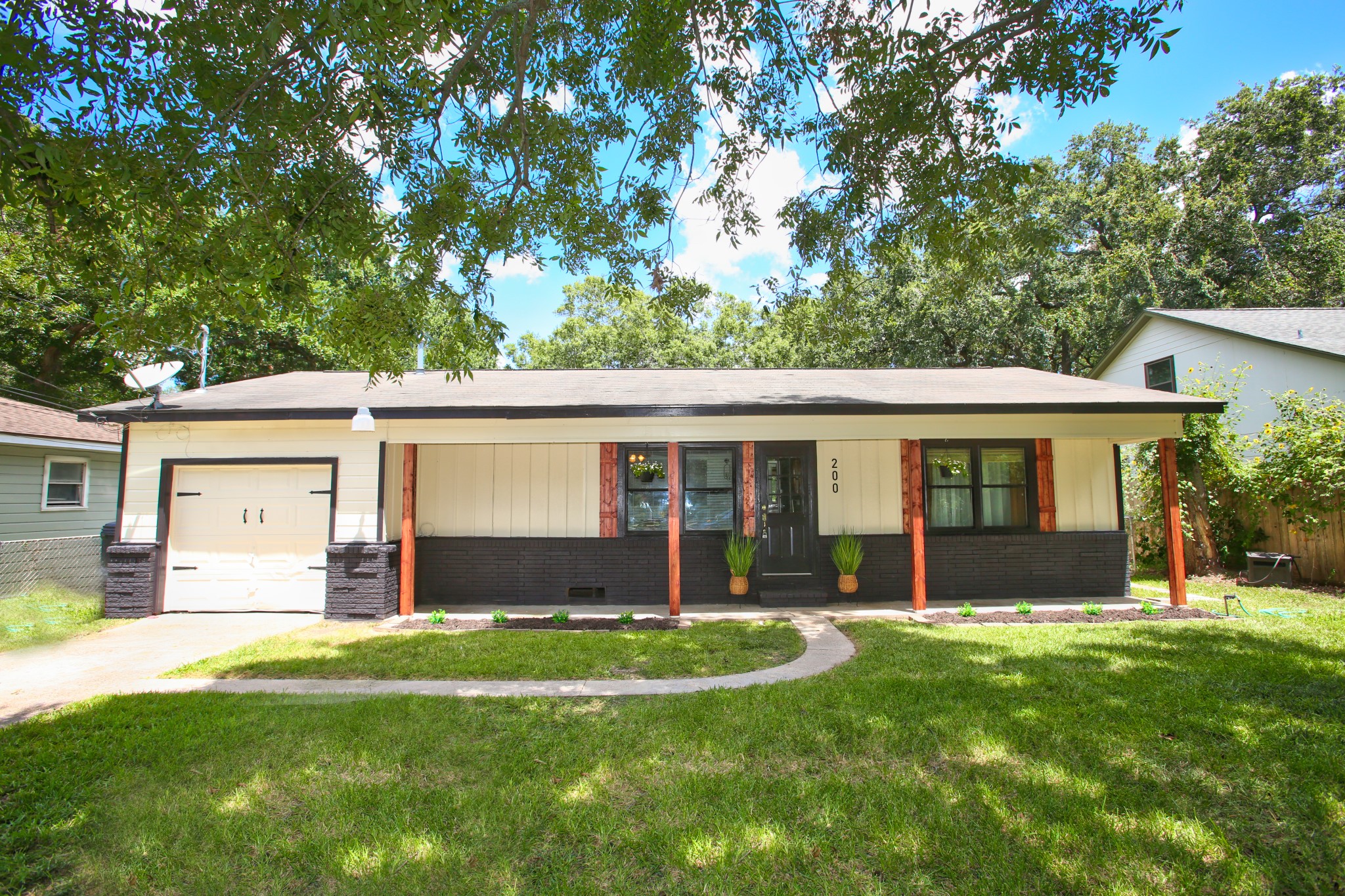 200 W Orchard Street Clute TX 77531