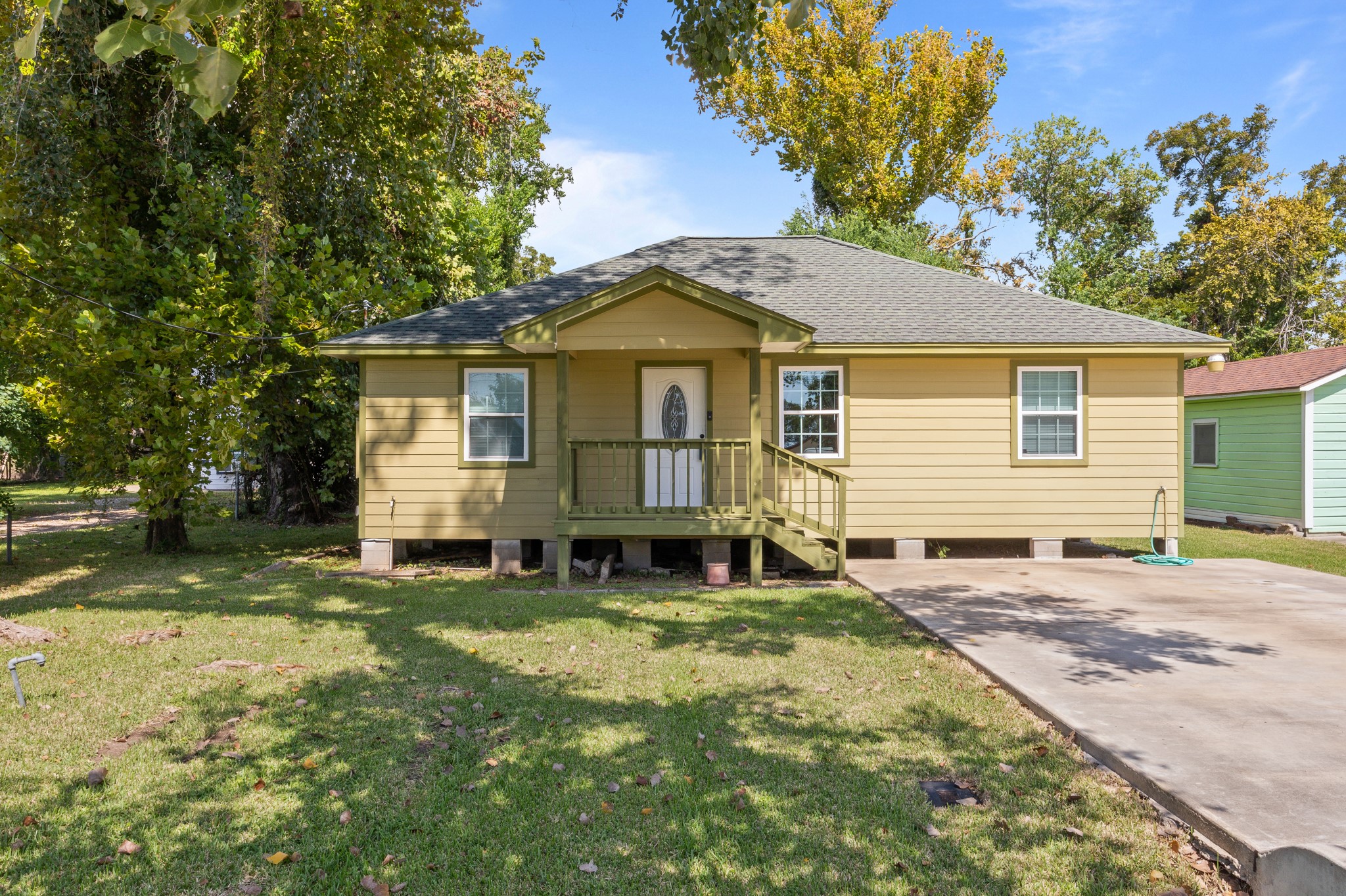 122 W Bernard Street Clute TX 77531