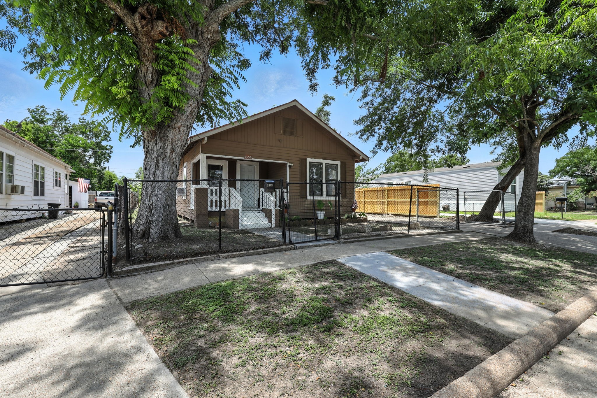 1305 Pine Street Baytown TX 77520