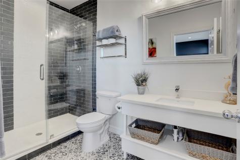 18419 E De Vaca Galveston TX 77554