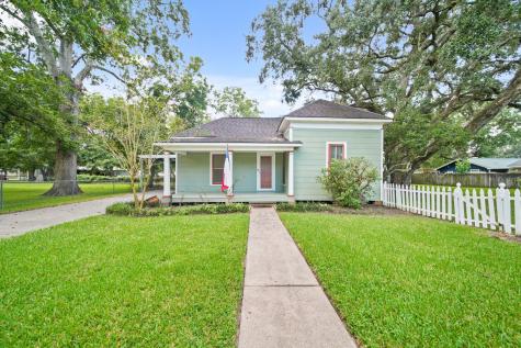 1011 W Adoue Street Alvin TX 77511