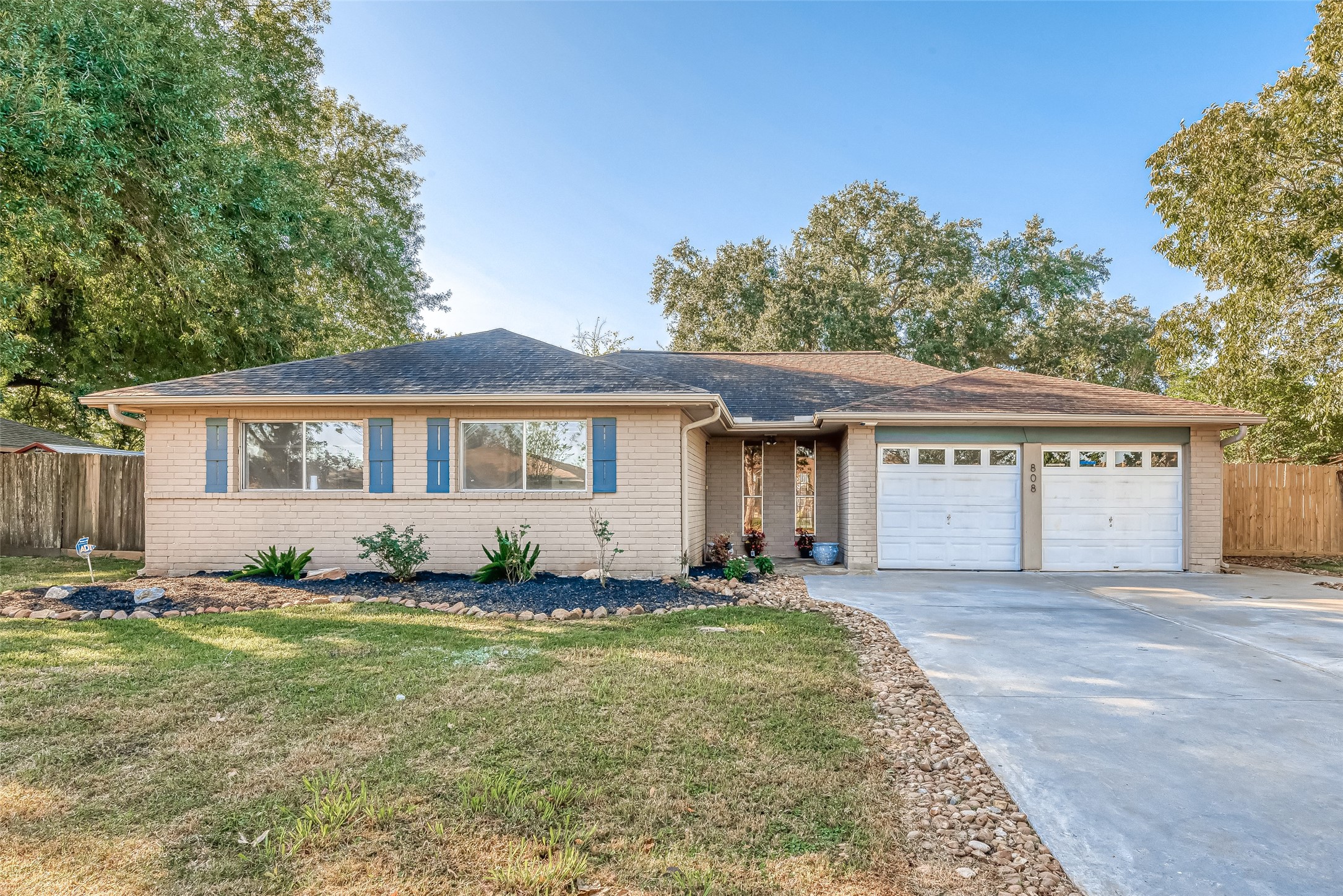 808 Camelot Lane Friendswood TX 77546