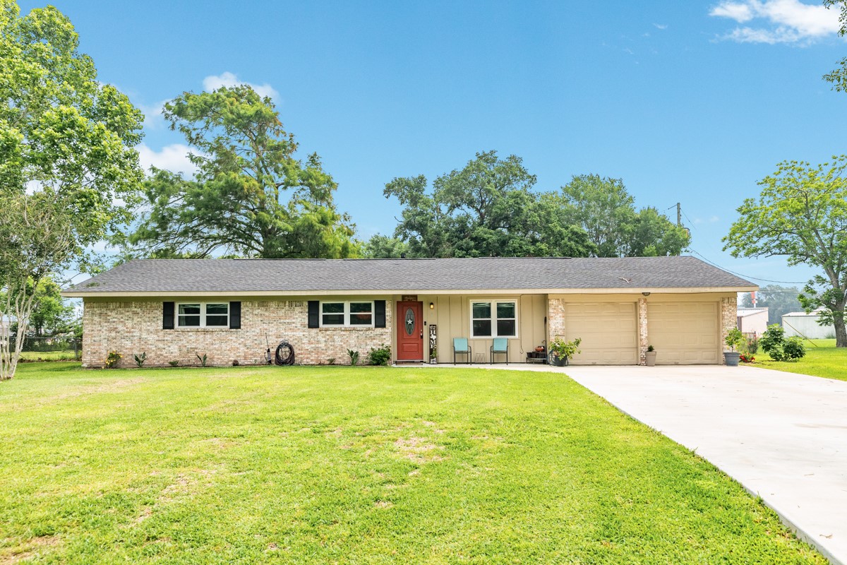 4 N Kaysie Street Angleton TX 77515