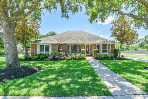 702 Excalibur Court Friendswood TX 77546